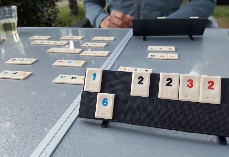 Rummikub spelletjes voor regenachtige dagen op de camping 