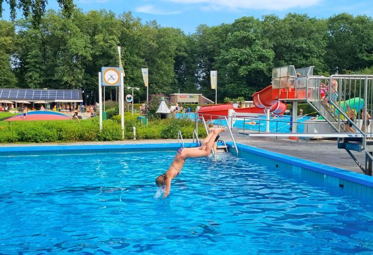 Lekker zwemmen in het Bosbad Zwinderen