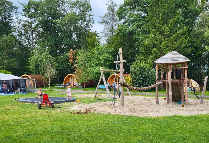 Camping Zwinderen veldje met speeltoestel