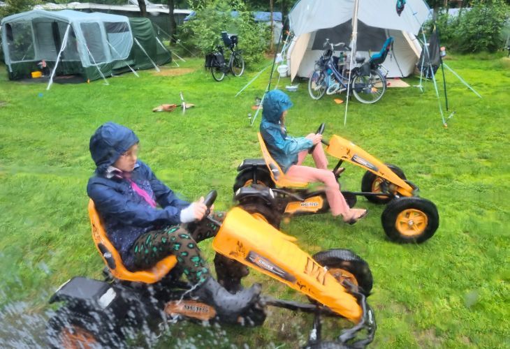 Camping Zwinderen kinderen op skelters op camping
