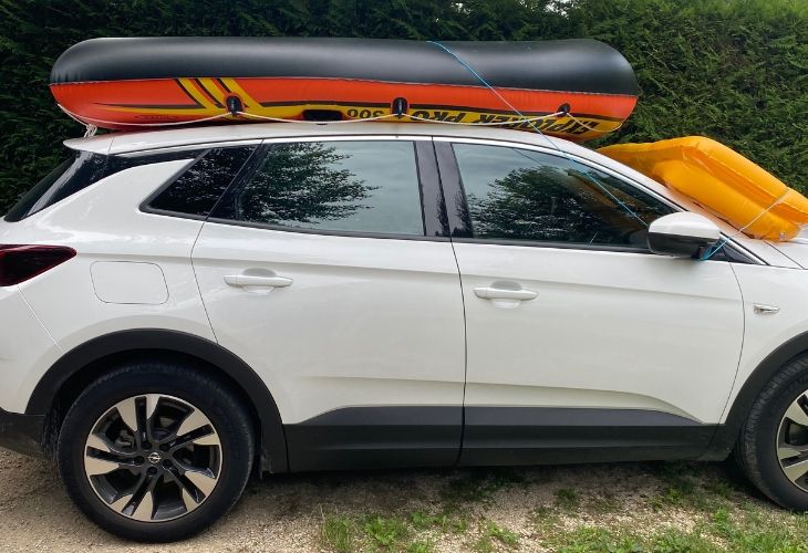 Auto met opblaasbootjes tegen de hagel in de zomervakantie italie