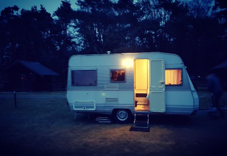 Bijzonder winterkamperen Caravan Donker