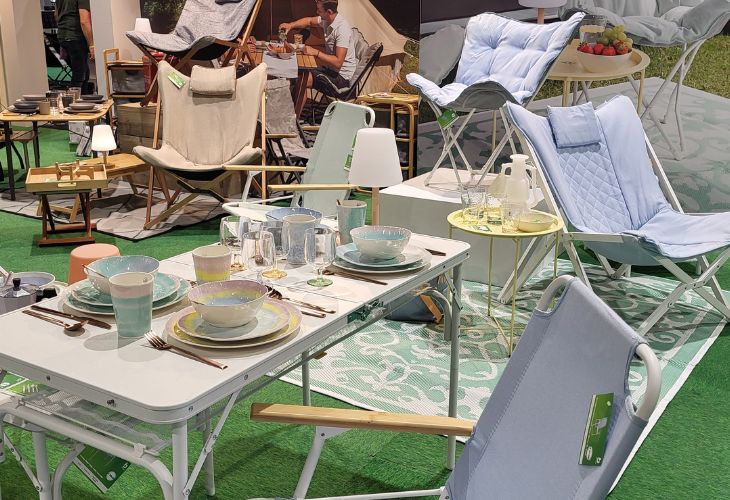Kampeer en Caravan Jaarbeurs 2024 Bo Camp Pastel Vlinderstoel servies