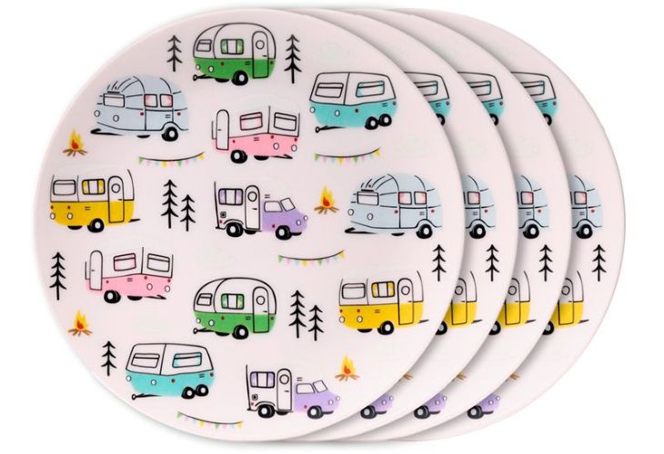 kerst kamperen vrouw pastelkleur borden met caravan camper campingservies

