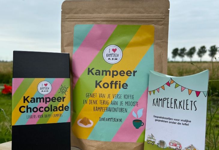 kampeerinspiratie kamperende vrouw koffie kampeerthee kampeerklets kletspot
