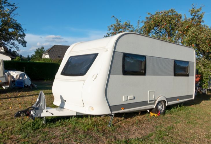Caravan op grasveld camping